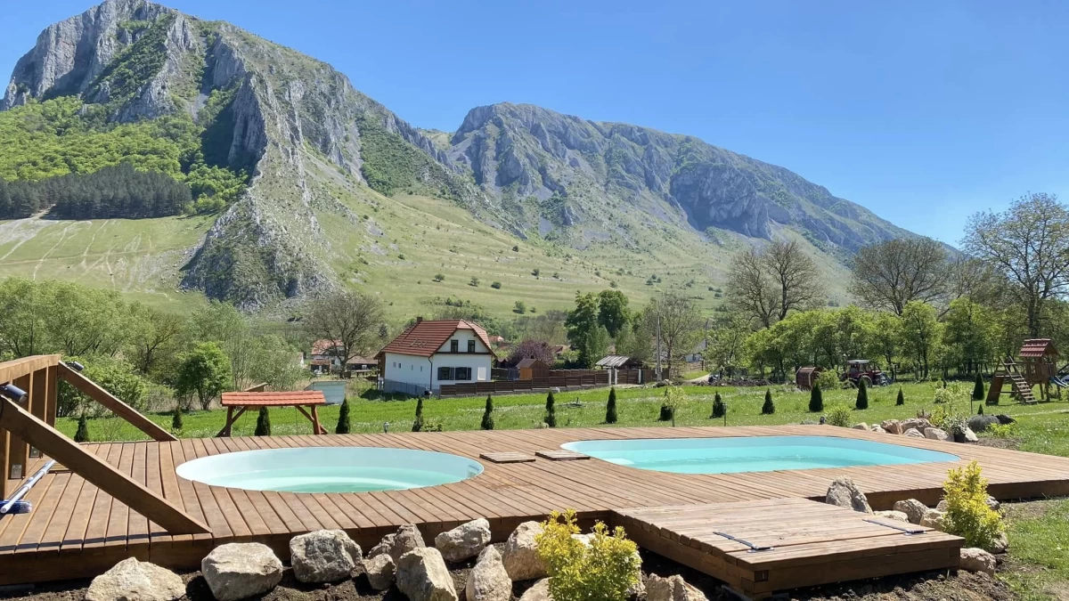 Király Vendégház House. Jacuzzi, Piscină încălzită și Saună